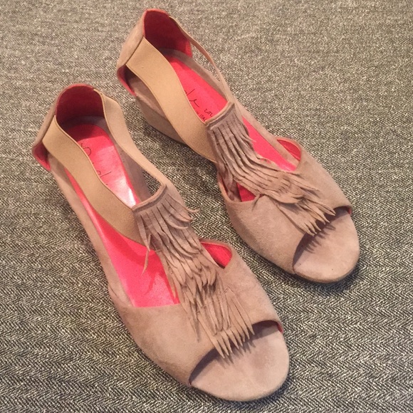 Pas de Rouge Shoes - PAS DE ROUGE Tan Open Toe Suede Wedges Fringe Detail Sz 10